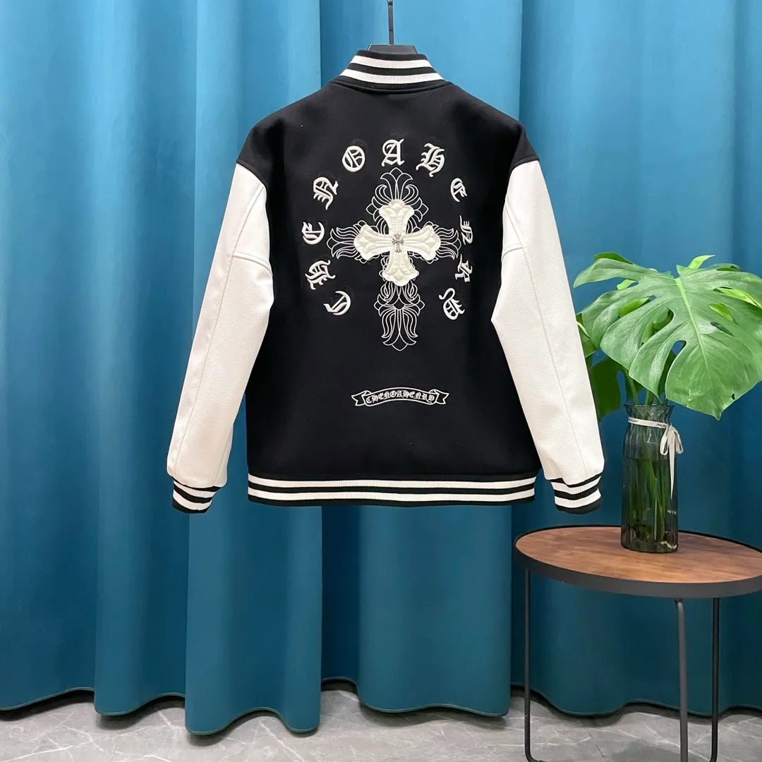 🅿️410 CH➡️Cro Xin 2024ss runway style baseball jacket. I ordered the original model and it took a month to finally ship. I love it so much. The upper body is really cool. A Douyin blogger said that this year's new jacket will become a future trend. If you look through street photos, you will find that celebrities regard it as a collectible jacket, a must-have item for men and women who want light luxury for commuting. Developing the highest version on the entire network, it took 1 month to customize and the cost was extremely high. The German imported flat-machine made custom-woven wool jacquard threads, using the first layer of imported lambskin. The pleated texture is unparalleled. It is hand-cut and meticulously crafted. The stitching position is very technical. Whether the whole garment is good or not depends on this position. Top-notch workmanship and details can stand the test. A full set of customized accessories, the letters are clear and perfectly restored without any difference. High-end atmosphere and full grade! The entire dress is exclusively customized with heavy craftsmanship. The towel patch embroidery is perfectly combined with craft embroidery and precise stitching! Absolute craftsmanship quality!